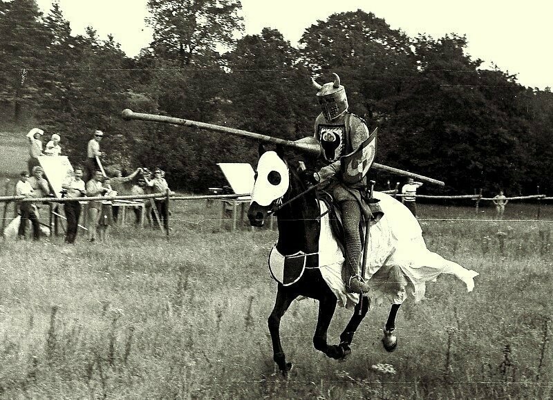 Каскадёр Николай Ващилин (дублёр сэра Гая Гисборна) в съёмках турнира рыцарей в "Стрелах Робин Гуда". Сигулда. 1975 год