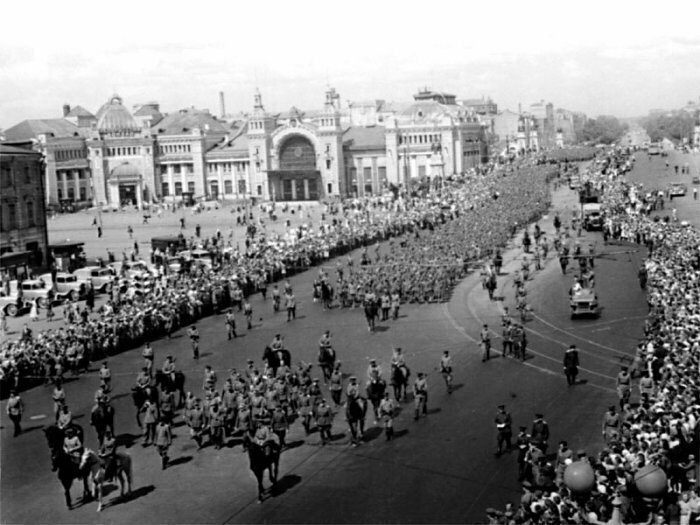 Кто дирижировал «Большим вальсом» в Москве и как сложилась дальнейшая судьба организаторов «парада побеждённых»