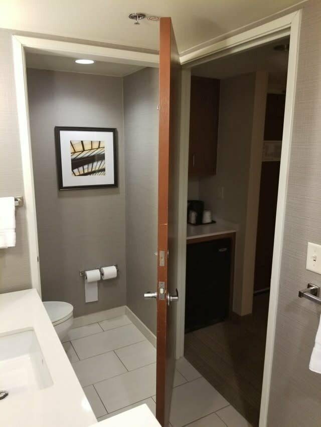 Дверь в номере отеля, которая может отгородить от основного номера либо туалет, либо ванную целиком