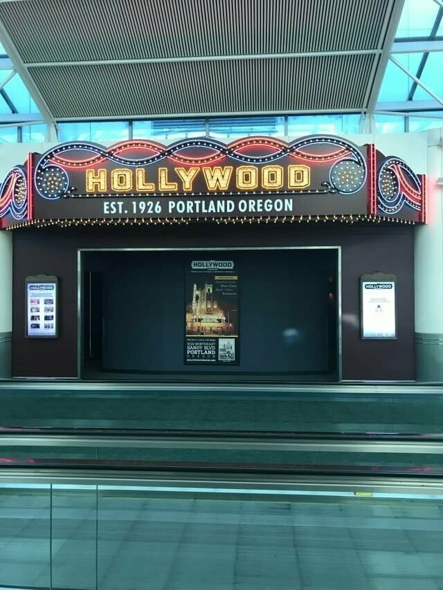 В аэропорту Портленда есть мини-кинотеатр, где можно посмотреть фильмы, снятые режиссерами - уроженцами штата Орегон