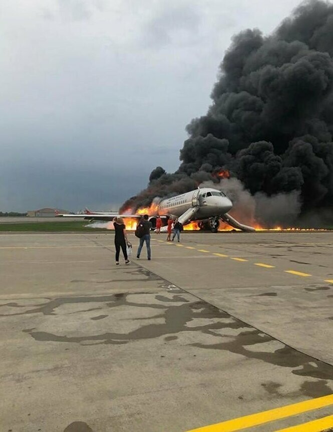 "Помогите кто-нибудь!": в Сети появилось видео из горящего Суперджета