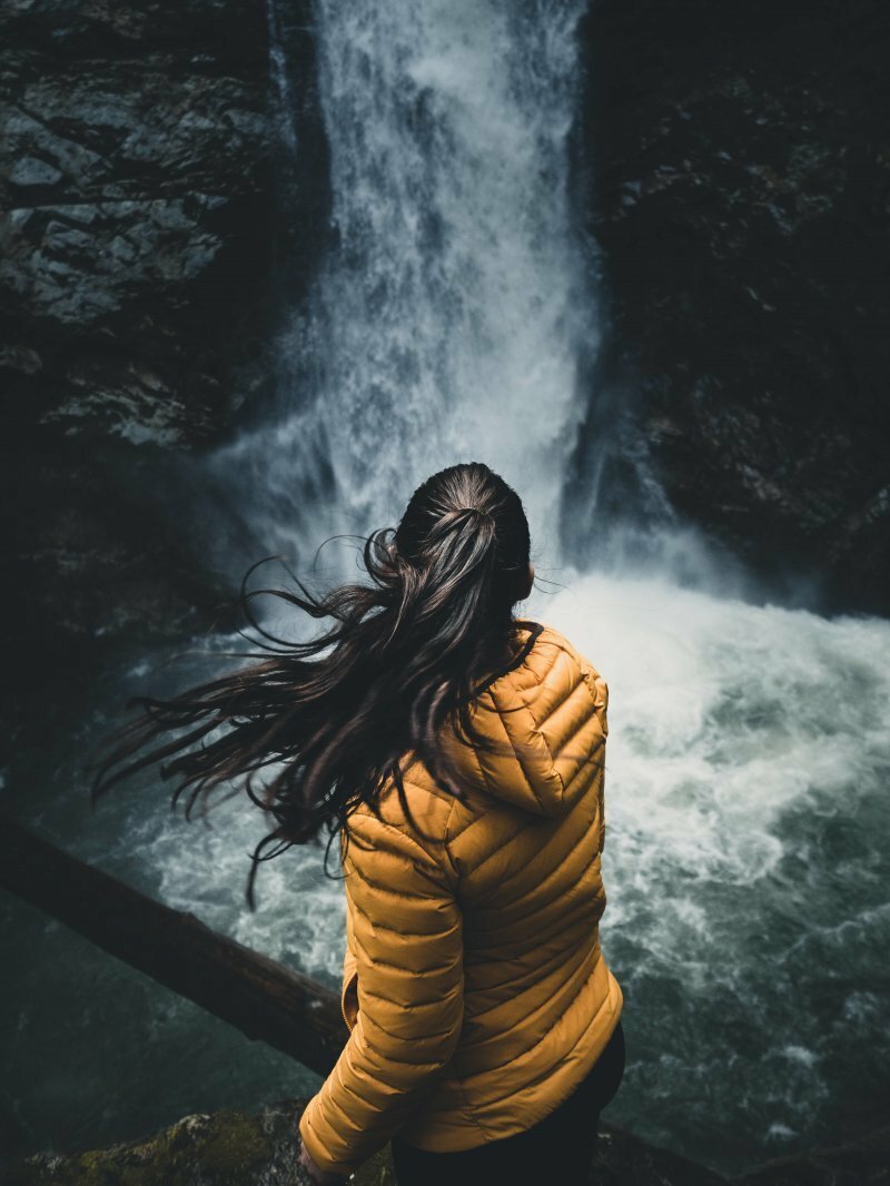 Фото у водопада девушки в одежде