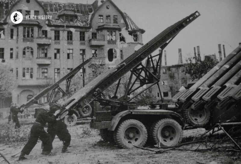 Советские артиллеристы готовят к залпу реактивный миномет БМ-13 «Катюша» во время боев в Берлине. 29 апреля 1945 г.