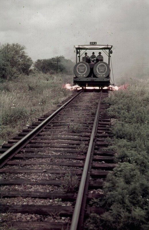 Травосжигательная машина железнодорожной компании Missouri Pacific Railroad в работе, 1941 год.