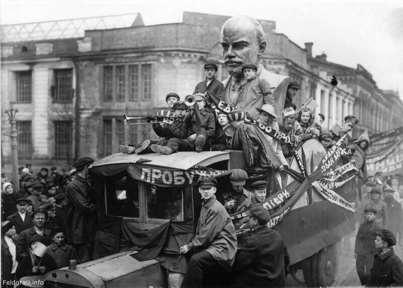 Агитационный автомобиль на пр. Володарского. Ленинград, 1 мая 1925 г.