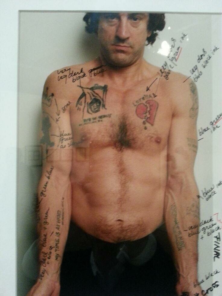Мартин Скорсезе примеряет потенциальные тату на Роберте Де Ниро для фильма "Мыс страха", 1991 год