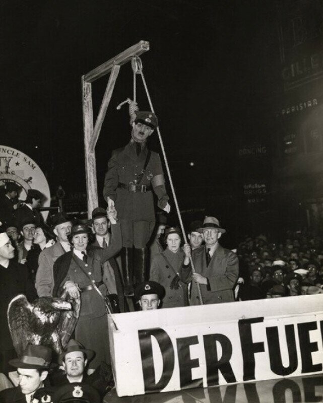 Люди торжественно «празднуют» день рождения Гитлера, повесив его чучело, Нью-Йорк, США, 1940-е годы.