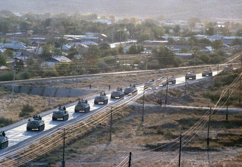Колонна советских БТР, выезжающих из Афганистана, 20 октября 1986 года.