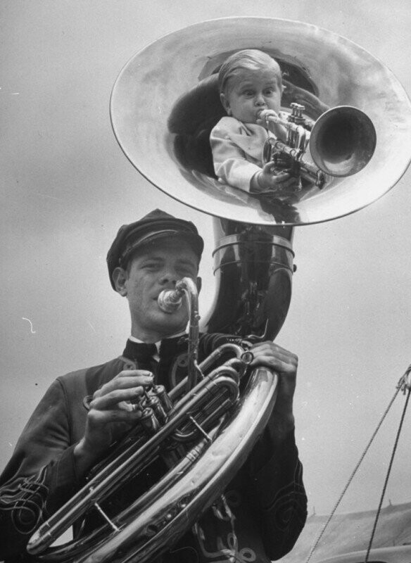 19-лeтний чешский шоумен барон Ричард Новак ростом 53 см и весом 17 кг, игрaет на трубe внутри другой трубы, 1940г.
