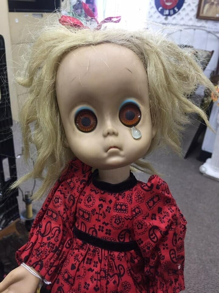 7. «Обнаружила эту кошмарную куклу в одном антикварном магазине»