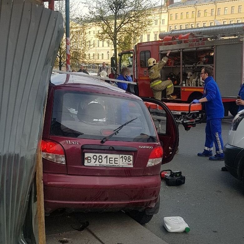 Авария дня. В Петербурге водитель сбил пешеходов и погиб