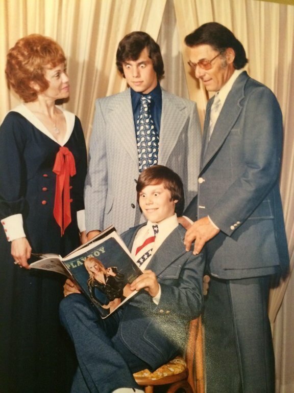 19. "Мой веселый отец (с журналом) и мой дед, бабушка и дядя на его бар-мицве в 1972 году"