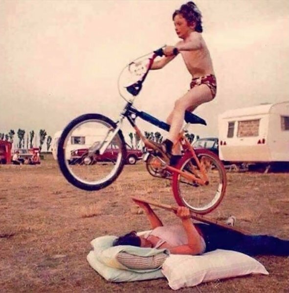 2. "Если твоя мама не делала из себя трамплин для твоего нового BMX, то задумайся, любила ли она тебя?" (1980-е)