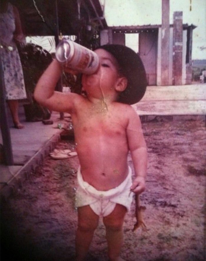 1. "Я в 1991 году, типичный австралийский малыш, пью пиво и держу крокодильчика за хвост"