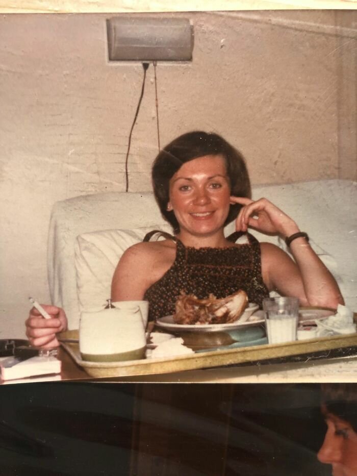5. "Моя мама в больнице после рождения моей сестры. Канада, 1978. Сигарета и жареная курица"