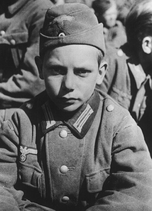 13-летний немецкий солдат, взятый в плен американцами в Мартисцелль-Вальтенхофен. 1945 год