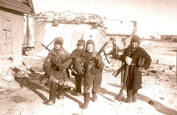 Защитники хутора Синеоковского с трофеями. Сталинградская область, 1943 год