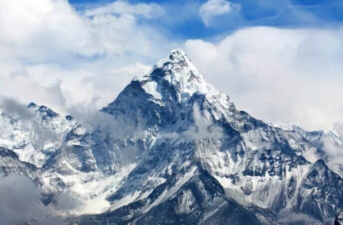 10. Первые люди, которые измеряли Эверест, добавили пару футов, чтобы цифра не казалась выдуманной