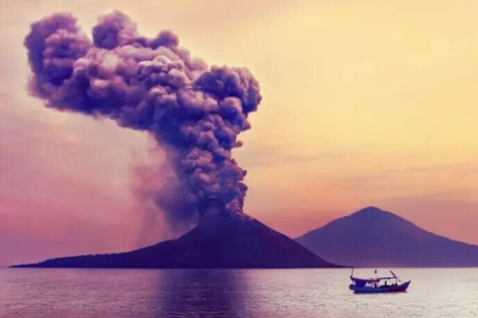 13. Когда в 1883 году произошло извержение вулкана Кракатау, звук был настолько сильным, что его было слышно на расстоянии 500 километров