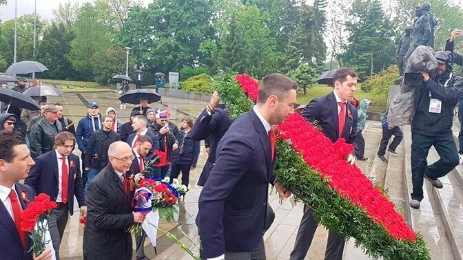 Хоккеисты российской сборной возложили цветы к мемориалу советским воинам в Братиславе