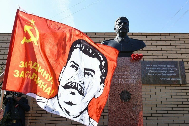 В Новосибирске установили памятник Сталину