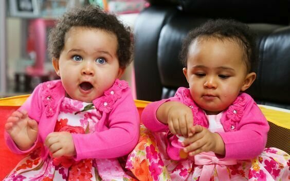 7. Первые «черно-белые близнецы», рожденные в Британии