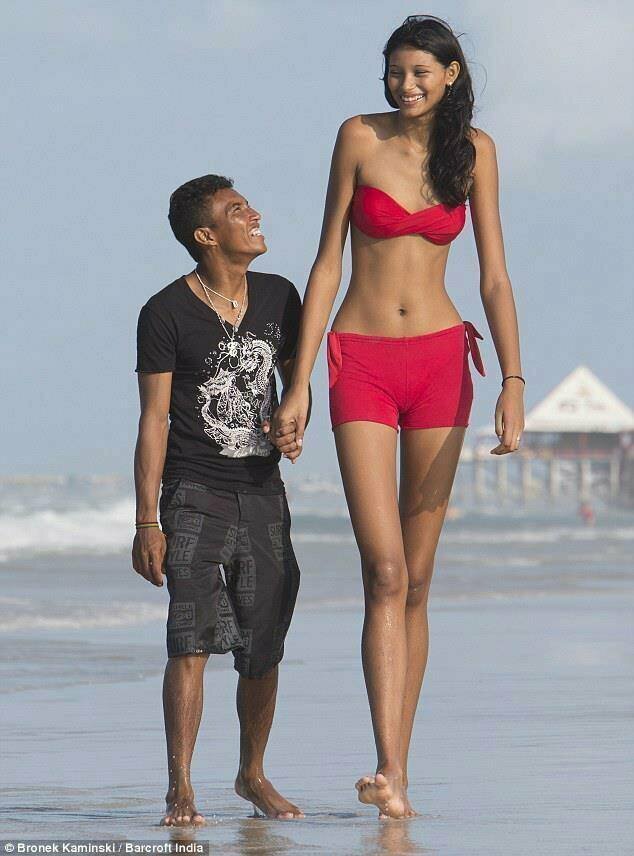 15. Самая высокая девушка мира – Элисани да Крус Сильва. Ее рост составляет 2 метра 6 сантиметров