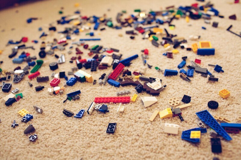И старайтесь пореже наступать на LEGO! Это может привести к серьезной травме!