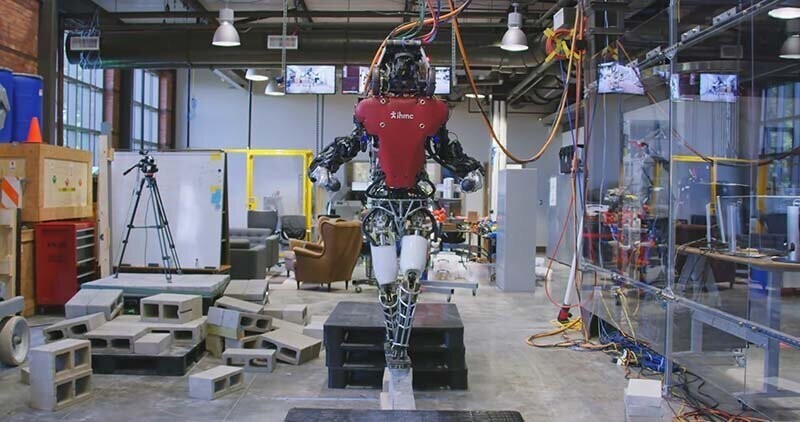 Человекоподобный робот ловко смог пройтись по выстроенному мостику