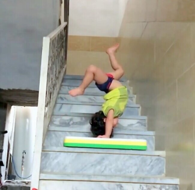 Двухлетний гимнаст покорил Инстаграм* своими трюками