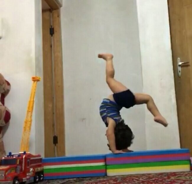 Двухлетний гимнаст покорил Инстаграм* своими трюками