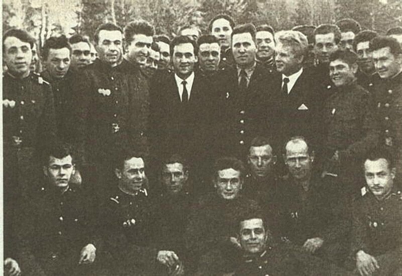 В. Высоцкий и И. Пушкарёв в одной из воинских частей во время съёмок фильма «Живые и мёртвые»