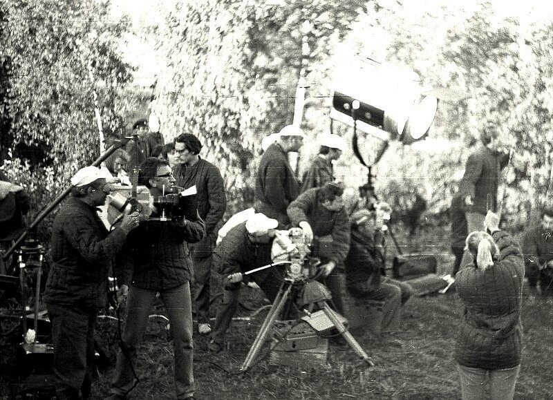 Оператор фильма «Блокада» приспосабливает камеру на самодельный кран.1973 год