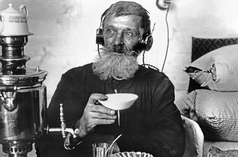 Рабочий спичечной фабрики «Сибирь» слушает радио. Томск, 1929 год