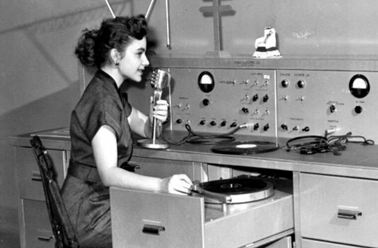 Радиоведущий меняет пластинки в эфире, 1953 год