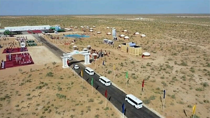 Президент Туркмении заложил новое село на фоне картонных домов, солнечных батарей и ветряков