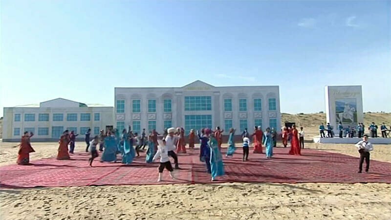 Президент Туркмении заложил новое село на фоне картонных домов, солнечных батарей и ветряков