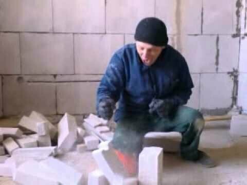Строители развлекаются  на перекуре 