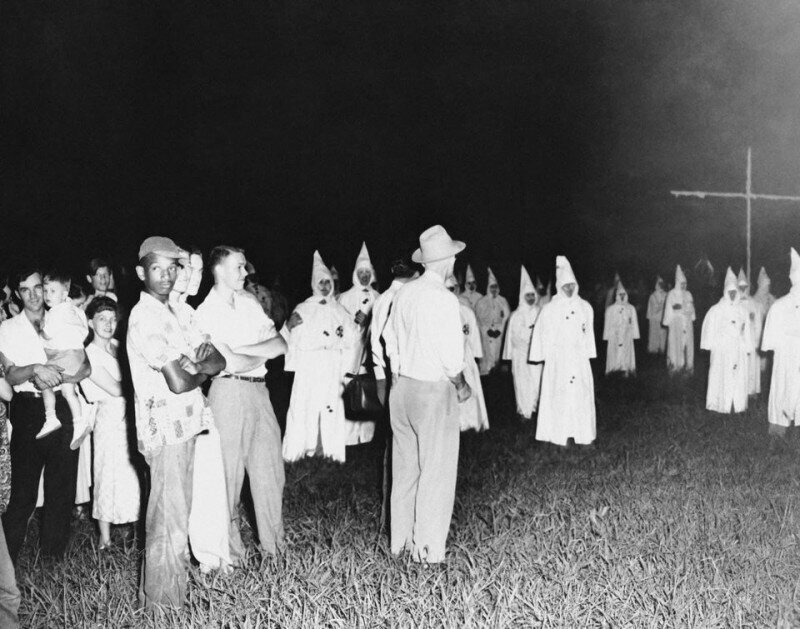 Одинокий негр посещает первое публичное собрание ККК в Джексоне, штат Миссисипи, 1950 год.