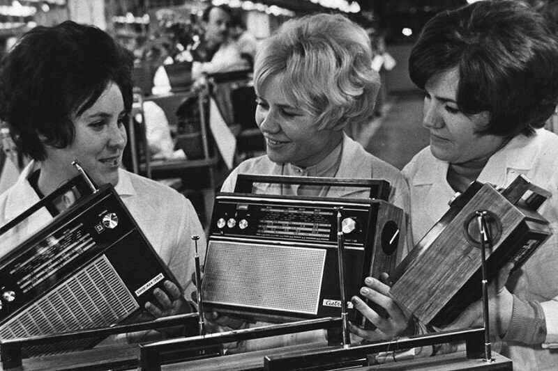 Работницы радиозавода демонстрируют продукцию, 1970–е годы, Минск