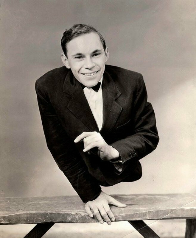 Актер Джонни Ик, родившийся с недоразвитой нижней частью туловища, позирует для рекламного фото к знаменитому фильму «Уродцы». 1932 год