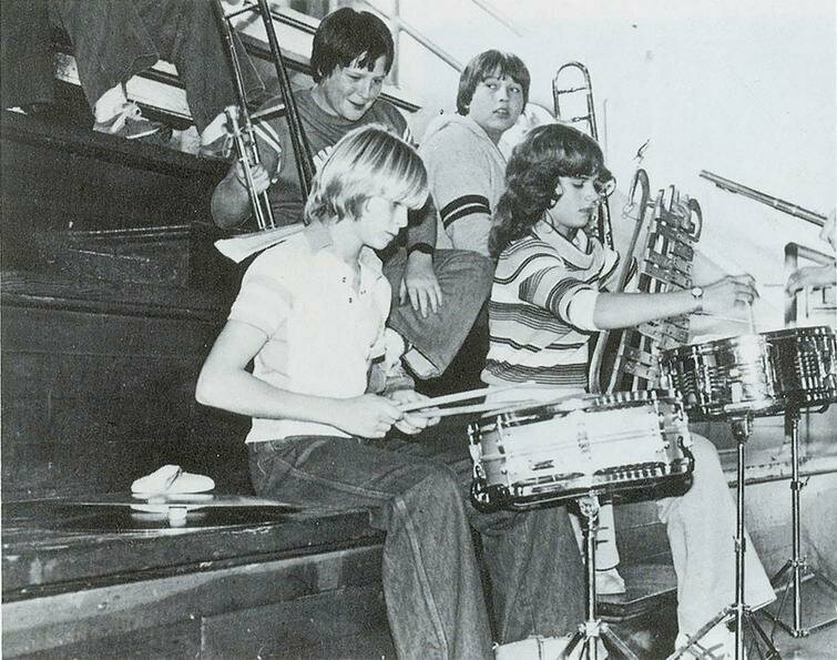 Курт Кобейн, ученик 8-го класса, играет на барабанах, 1981 год