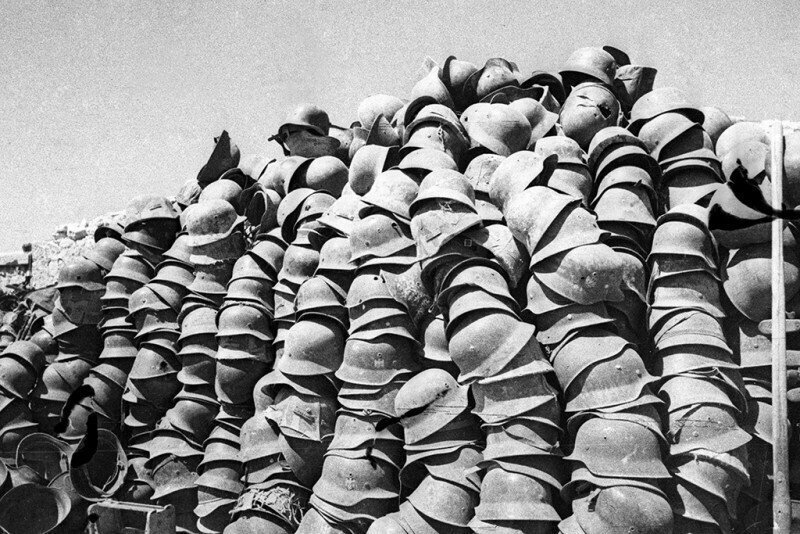 Немецкие каски. Солдаты Красной Армии сложили их штабелями в освобождённом от фашистов Севастополе. Май 1944 года.