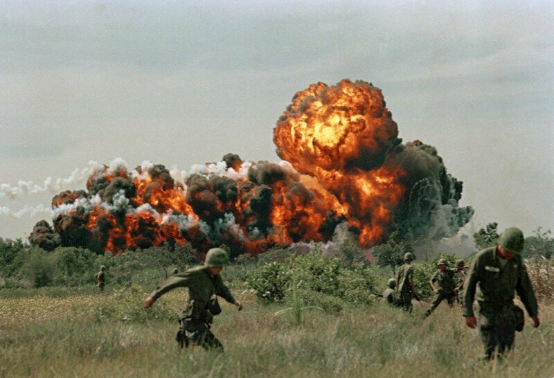Морпехи США на фоне волны напалма в Южном Вьетнаме. 1966 г.