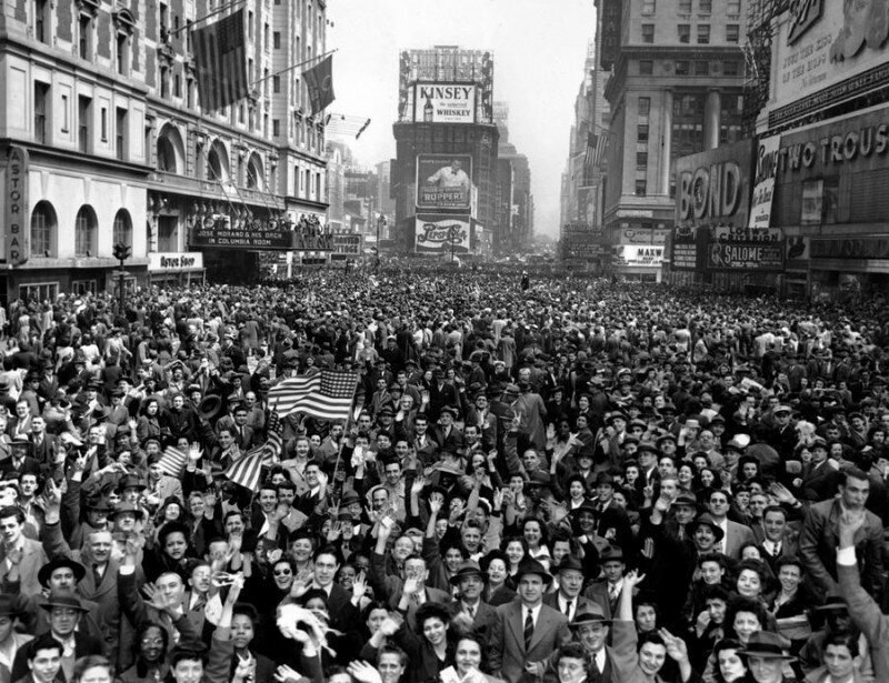 Празднование победы над Германией. Таймс-сквер. Нью-Йорк. США. 7 мая 1945. 