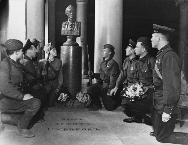 У надгробной плиты Суворова, Ленинград, 1942 г.
