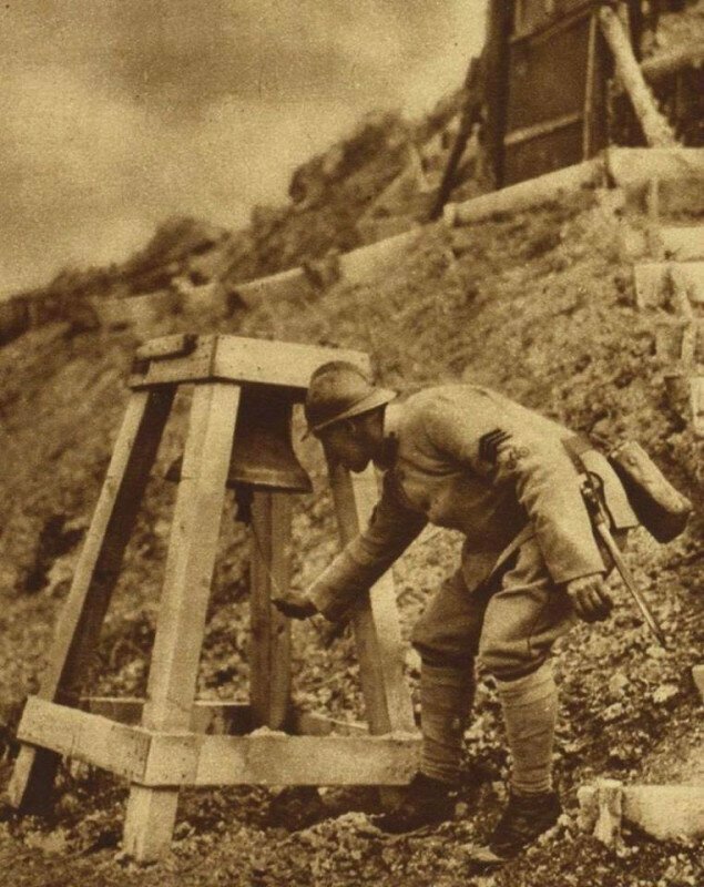 Французские солдат звонит в колокол, предупреждая о газовой атаке. Франция. Битва на Сомме. Первая мировая. 1916 г.