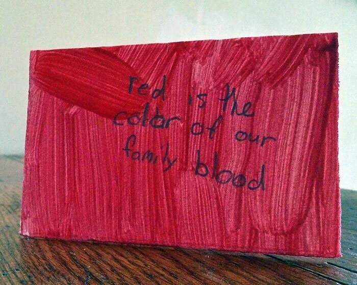 11. "9-летняя племянница подарила это моей маме на День матери. Здесь написано: "Красный - цвет нашей фамильной крови"