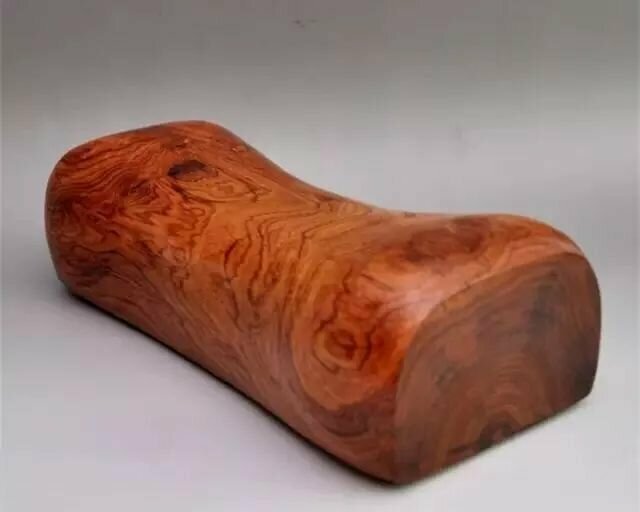 В гробнице  в Синьяне, провинция Хэнань, была обнаружена хорошо сохранившаяся лакированная деревянная кровать, а на кровать были положены бамбуковые подушки. А на фото подушка из самшита