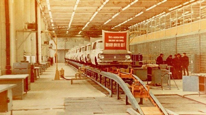 21. Первые легковые автомобили Москвич-408 на сборочном конвейере Ижевского автомобильного завода. 12 декабря 1966 года